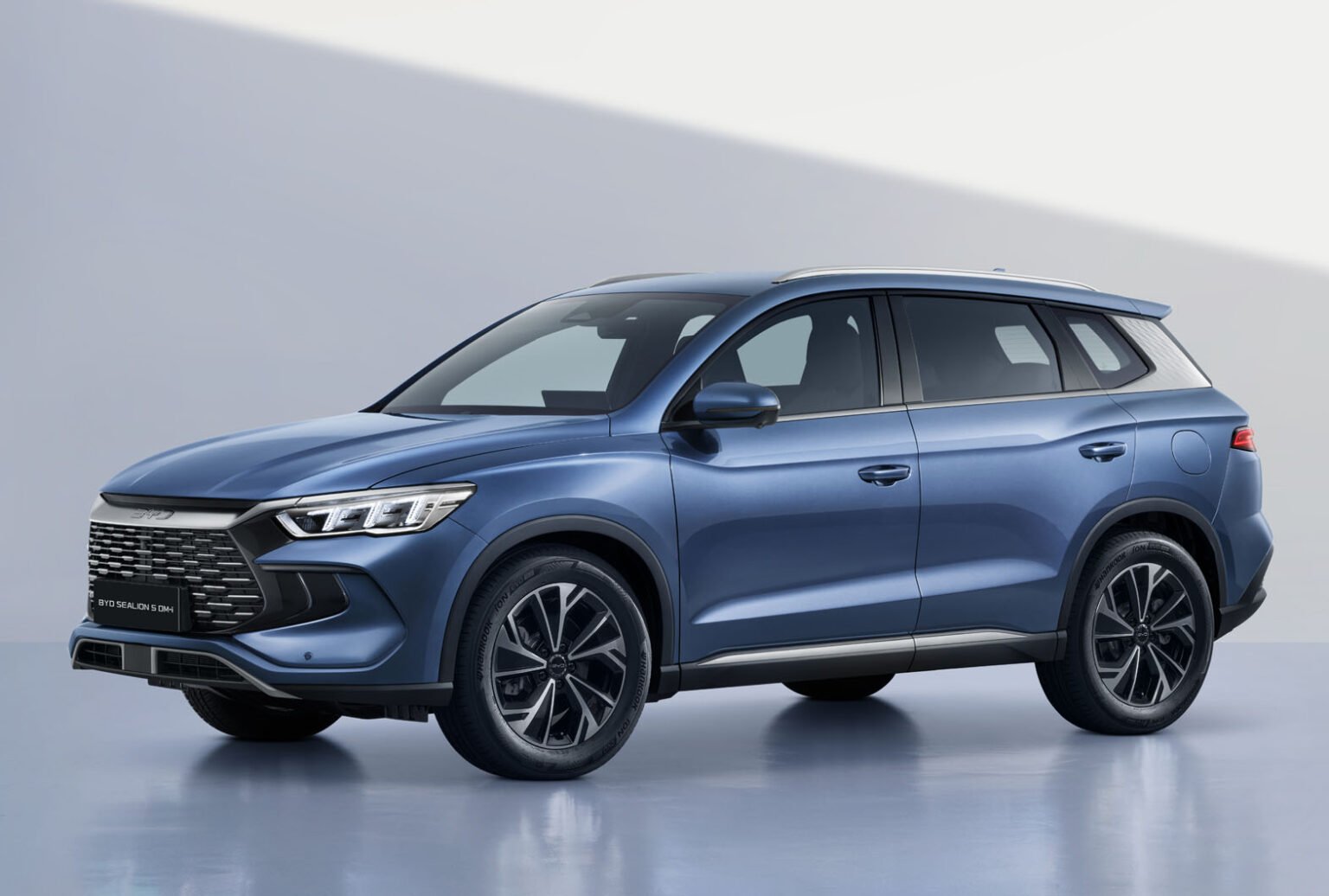 BYD Sealion 5 PHEV takes on Kia Sportage from £30k