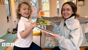 Screen time for under-fives should be limited to one hour a day, parents told